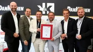 Eine gruppe von Männern lächelt in die Kamera
