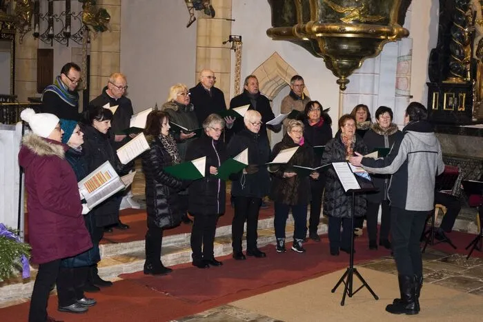 Eine Stunde Advent- und Volksmusik wurde geboten. Abschließend wurden die Besucher gebeten, gemeinsam in den Adventjodler von Lorenz Maierhofer einzustimmen.