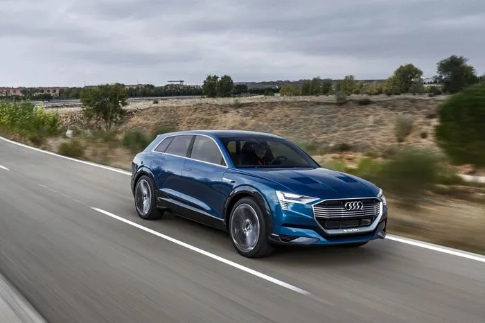 Er verfügt über drei Elektromotoren, wobei einer die Vorderachse antreibt und zwei jeweils die hinteren Räder bedienen. Das ergibt somit automatisch Allradantrieb, und zusammen erzeugen die Aggregate 320 kW, kurzzeitig sogar 370 kW. Das Drehmoment von mehr als 800 Newtonmetern sollte für alle alltäglichen Belange jedenfalls mehr als ausreichen.