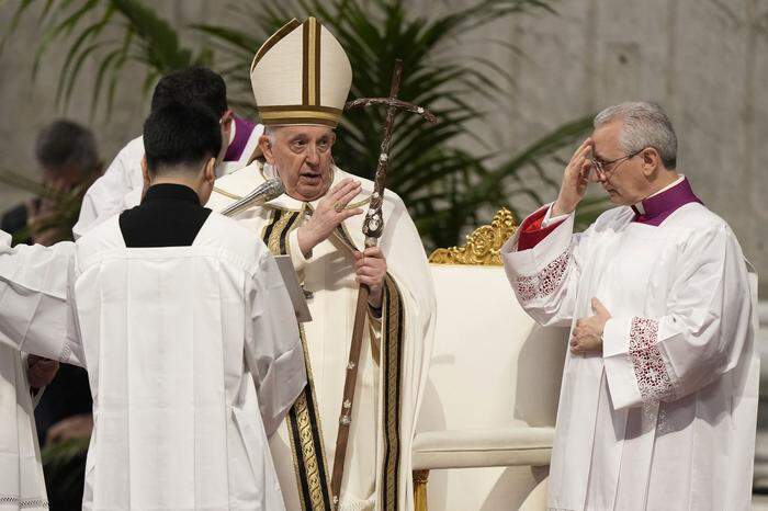Die Kleidung des Papstes zeugt von feierlicher Pracht. Der Designer Sorcinelli lässt sich dafür gerne von der Kunstgeschichte inspirieren 