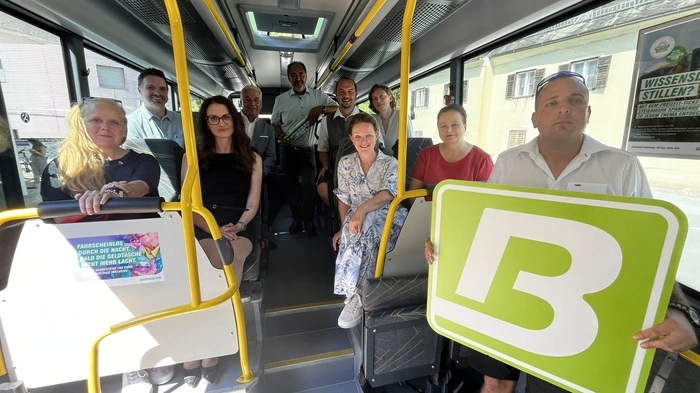 Unterwegs in der Region. Landesrätin Claudia Holzer (zweite von rechts), Verkehrsplaner und Vertreter der Verkehrsbetriebe stellten in Weiz die neuen Verbindungen vor 