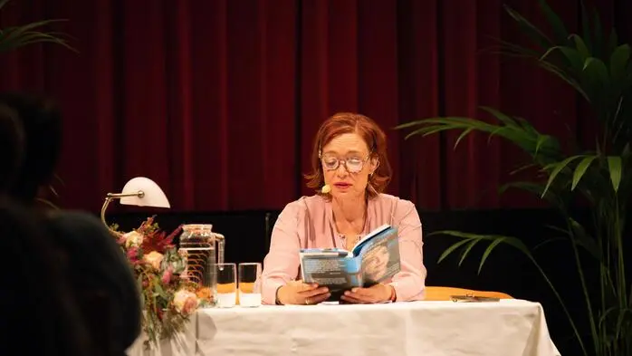 Am Donnerstag war die bekannte Schauspielerin Aglaia Szyszkowitz zu Gast im Mehrzwecksaal in Grafendorf und begeisterte mit einer Lesung aus ihrem Buch „Von der Rolle“ das zahlreich erschienene Publikum. 
