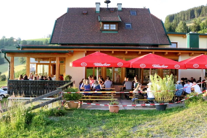Fest Party machen sah man in der allseits bekannten Jausenstation unter anderen Rauchfangkehrermeister Walter Schlagbauer, Unternehmer Wolfgang Kraßnitzer, Landwirt Alois Tiffner, Apothekerin Hermine Schlagbauer-Wadl sowie eine starke Abordnung der Landjugend Gräbern/Prebl, die extra zu diesem Event aus dem Lavanttal angereist kam. 