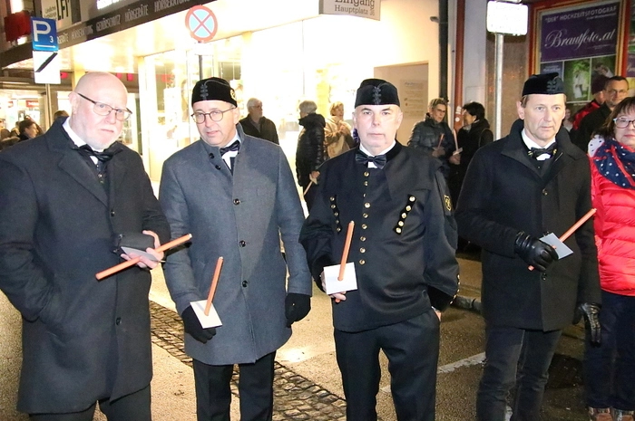 Klicken Sie sich durch die Bilder der Feier!