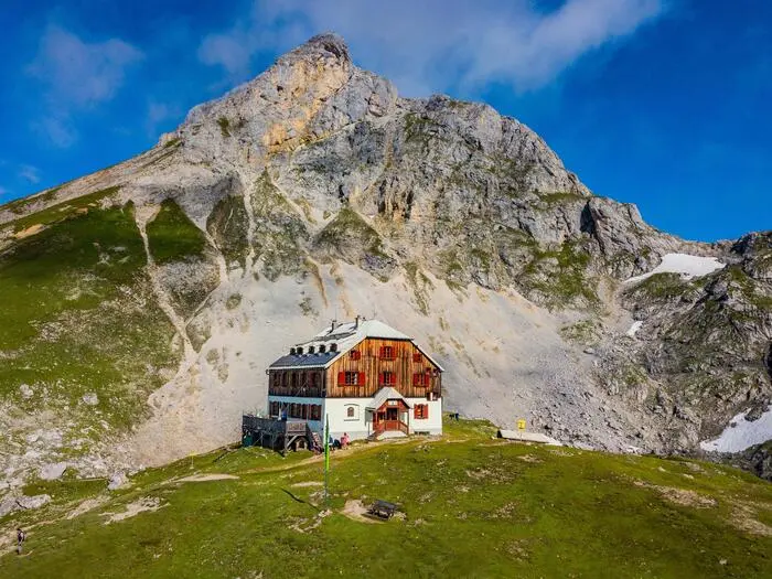 Das Guttenberghaus liegt im Dachsteinmassiv, ist in den Sommermonaten Anlaufstation für zahlreiche Alpinisten