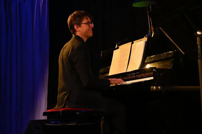 Philipp Jagschitz am Klavier.