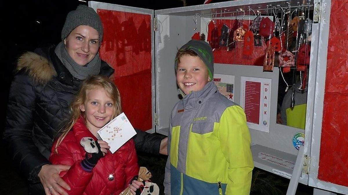 Susanne Dissauer mit Romina und Florian vor dem Fenster vom 2. 12.