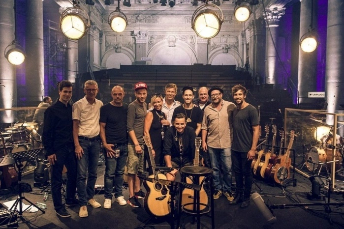 Nach der Aufzeichnung gratulierten: Dirk Geibel (Head Of Marketing Electrola), Jörg Hellwig (Managing Director Electrola), Ralf Schedler (Label Head Electrola), Shneezin (257ers), Mara Ridder-Reichert (MTV Director Talent &amp; Music), Frank Briegmann (President &amp; CEO Central Europe Universal Music und Deutsche Grammophon), Andreas Gabalier (vorne), Mike (257ers), Klaus Bartelmuss (Management Gabalier) sowie die Sänger Gregor Meyle und Max Giesinger