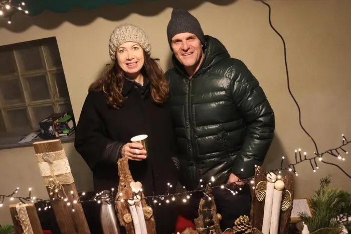 Kurz nach 18 Uhr erleuchtete auch die Weihnachtsbeleuchtung am Südtiroler Platz zum ersten Mal. 