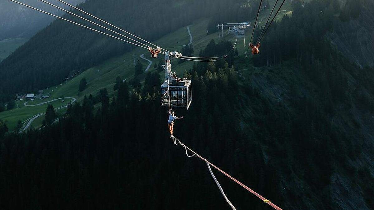 Slackline-Aktion zwischen zwei Gondeln in Bregenz