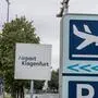 Hinweisschilder vor dem Parkplatz des Klagenfurter Flughafens | In Klagenfurt freut man sich über ein Passagierplus von mehr als 27 Prozent gegenüber 2024