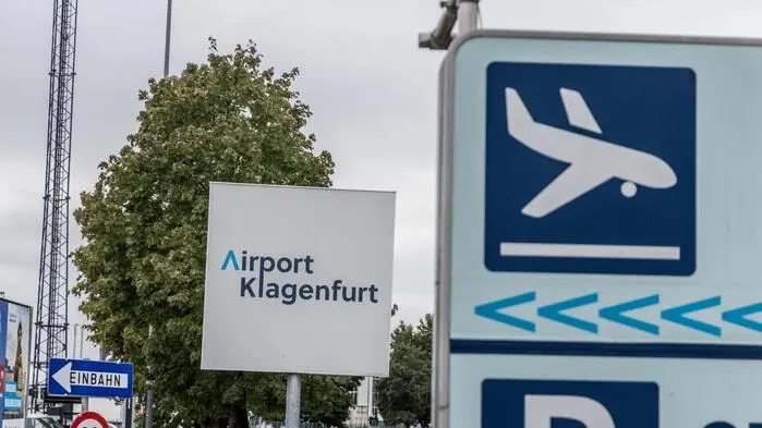 Hinweisschilder vor dem Parkplatz des Klagenfurter Flughafens | In Klagenfurt freut man sich über ein Passagierplus von mehr als 27 Prozent gegenüber 2024