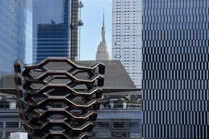 Als New Yorks Staircase (Treppenhaus) oder Bienenkorb  wird The Vessel auch bezeichnet. Die Konstruktion besteht tatsächlich rein aus Treppen, die auf 15 Etagen angelegt sind.