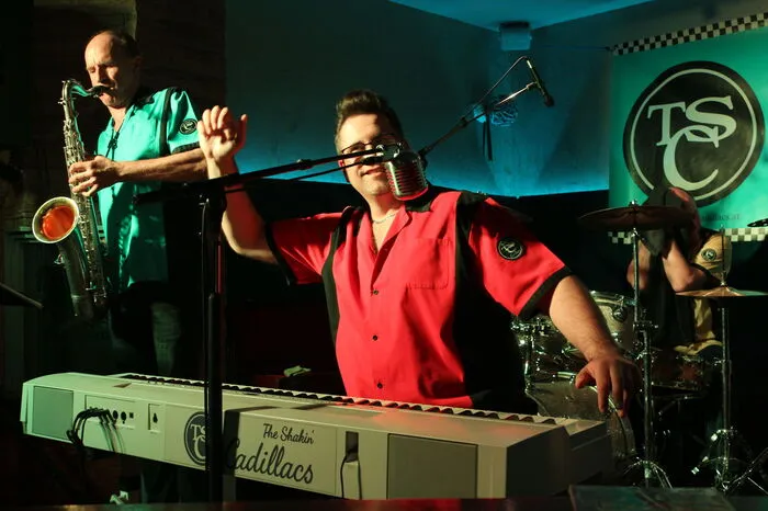 Im Alibi spielten "The Shakin Cadillacs".