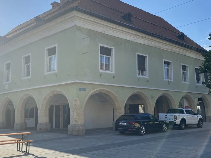Das Alte Rathaus mit den markanten Arkaden am Völkermarkter Hauptplatz