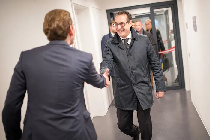 Seit 13.00 Uhr lief das Gespräch mit FPÖ-Chef Heinz-Christian Strache, der wohl wahrscheinlichste nächste Koalitionspartner.