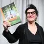 Künstlerische Leiterin Elisabeth Schweeger mit dem Programmkatalog zur Kulturhauptstadt 2024 