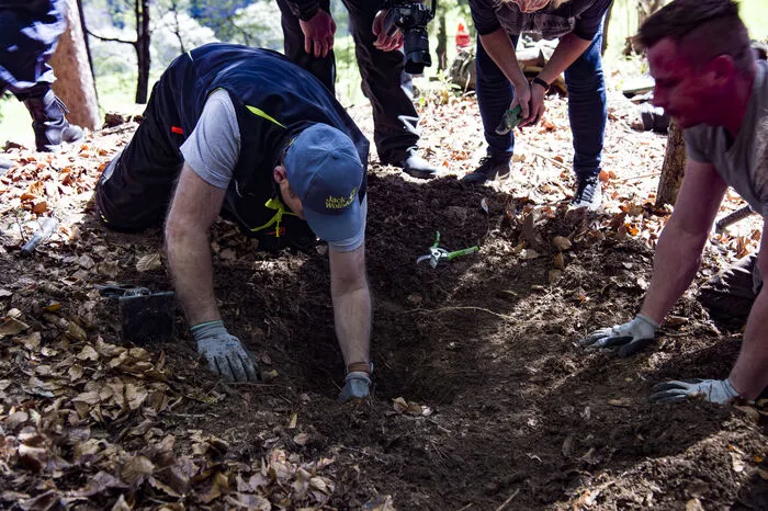 Mit besonderer Sorgfalt und viel Kleinarbeit legen die Mitarbeiter vom Schwarzen Kreuz die sterblichen Überreste frei