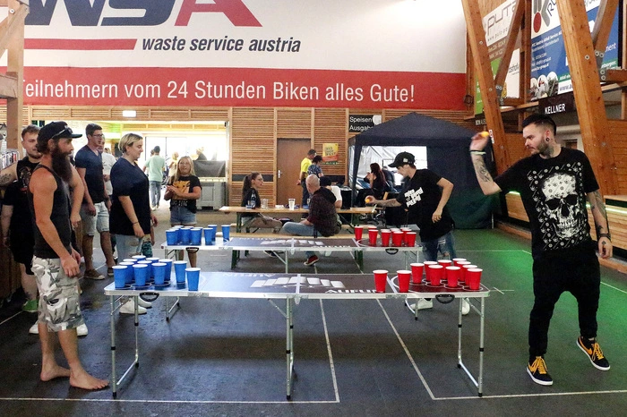 ...und eine urige Bier Pong Meisterschaft.