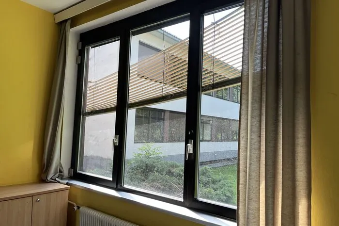 Der Sonnenschutz ist bei manchen Fenstern auch kaputt
