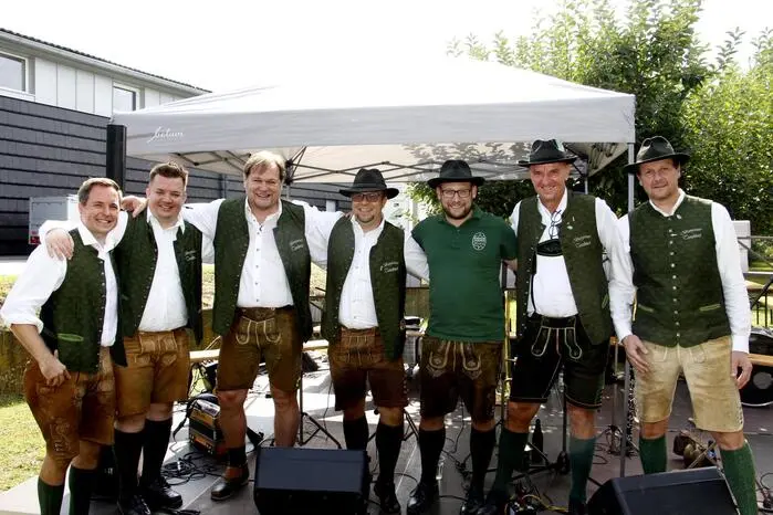 ... zu welchem die Burgauer Tanzlmusi mit Obmann Johannes Goger neben dem ehemaligen Bahnhofsgebäude einlud.