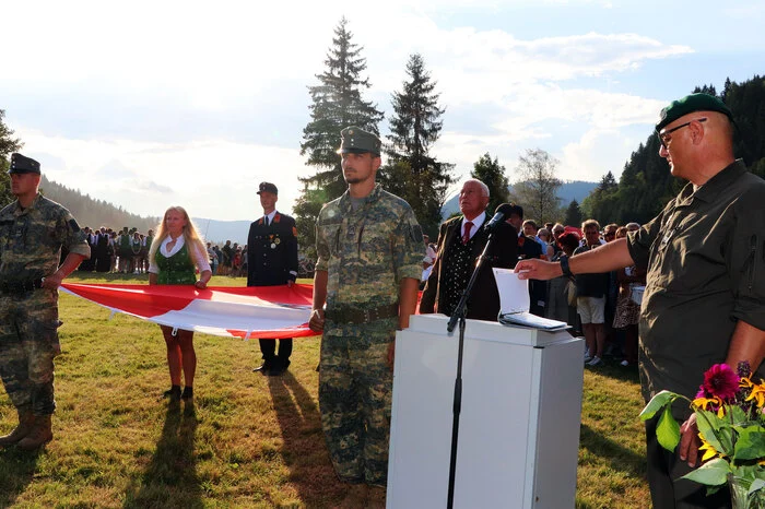 Das Militärkommando Kärnten organisierte in Zusammenarbeit der Gemeinde Arriach und dem Spittaler Hochgebirgsjägerbataillon 26 die Angelobung bei strahlendem Sonnenschein.