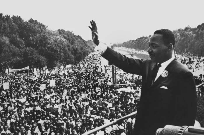 Martin Luther King am 28. August 1963, als er von der Lincoln Gedächtnisstätte in Washington aus Tausenden Demonstranten zuwinkt