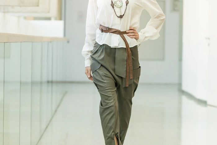 Selina Reisenhofer (19). Kollektion: „Adventure“. Abenteuer, elegant interpretiert. Der Entwurf von Laura Tschiltsch (Foto links unten) interpretiert Cargohosen neu.Entwurf: Laura Tschiltsch