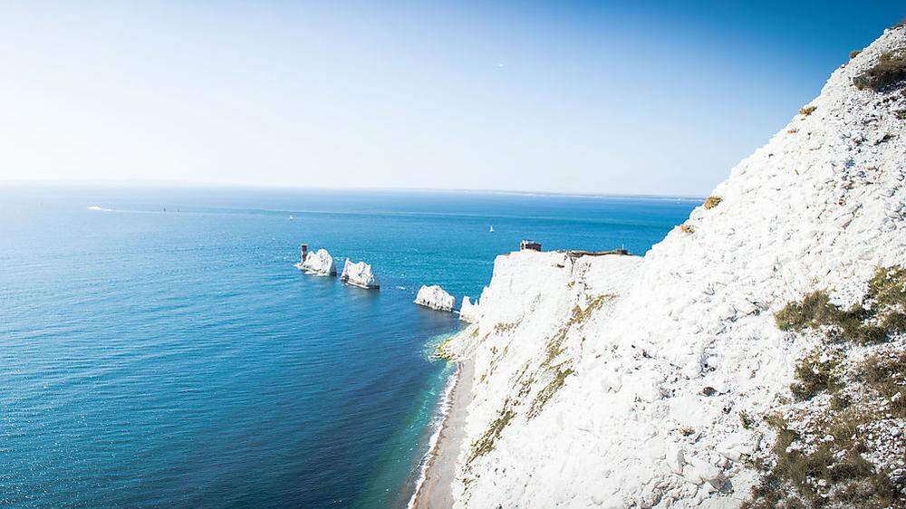 „The Needles“, eine Gruppe von drei Felseninseln aus Kreide vor der Küste der Isle of Wight 