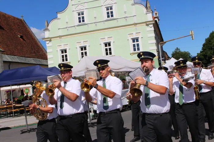Nach der Begrüßung durch Bürgermeister Ernst Meixner eröffneten die Mitglieder der Werkskapelle Bauer musikalisch das 27. Voitsberger Stadtfest.