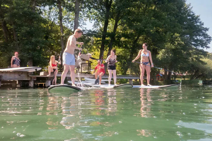 Spaß am See beim Stand Up Paddling: Tourismuschef Daniel Orasche, Redakteurin Simone Dragy, Playboy-Model und Slalomläuferin Christina Geiger und Social-Media-Praktikantin Annkatrin Regenfelder