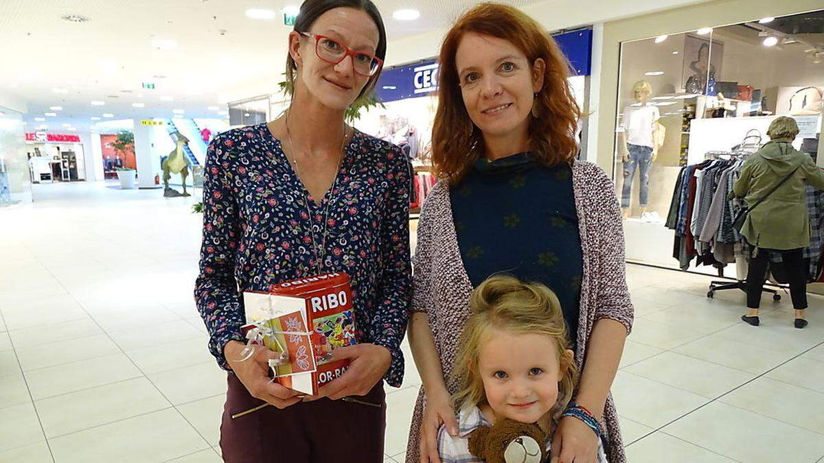 „Glücksfee“ Anna Zaff (li.) übergab „Pia“ wieder an die kleine Nevi und Mama Cathrin Bellina