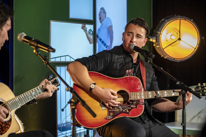 Gabalier spielte bei der Magazin-Präsentation einige Lieder, die seine Fans via Livestream verfolgen konnten