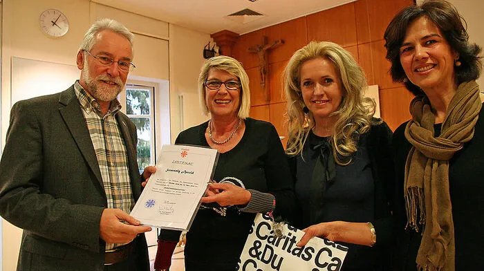 Caritas-Direktor Josef Marketz, Lavanttaler Absolventinnen Astrid Strassnig und Ingrid Brachmayer mit Eva Wernig, Leiterin des mobilen Hospizdienstes