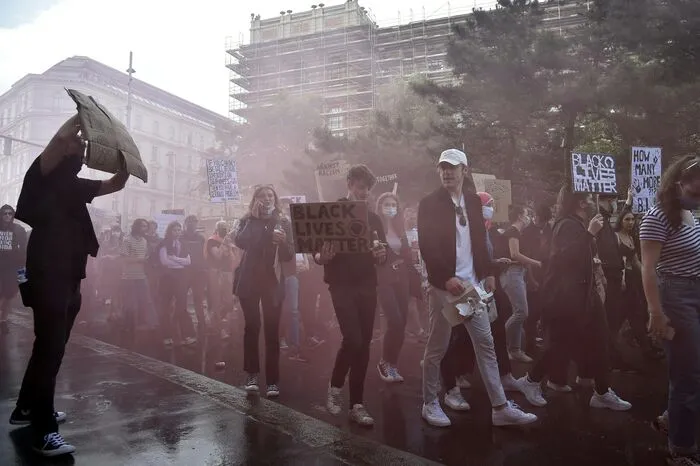 "Black lives matter!" und "No justice, no peace!" ertönte am Platz der Menschenrechte.