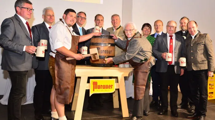 Ein Bieranstich durfte anlässlich der Inbetriebnahme der neuen Anlage nicht fehlen