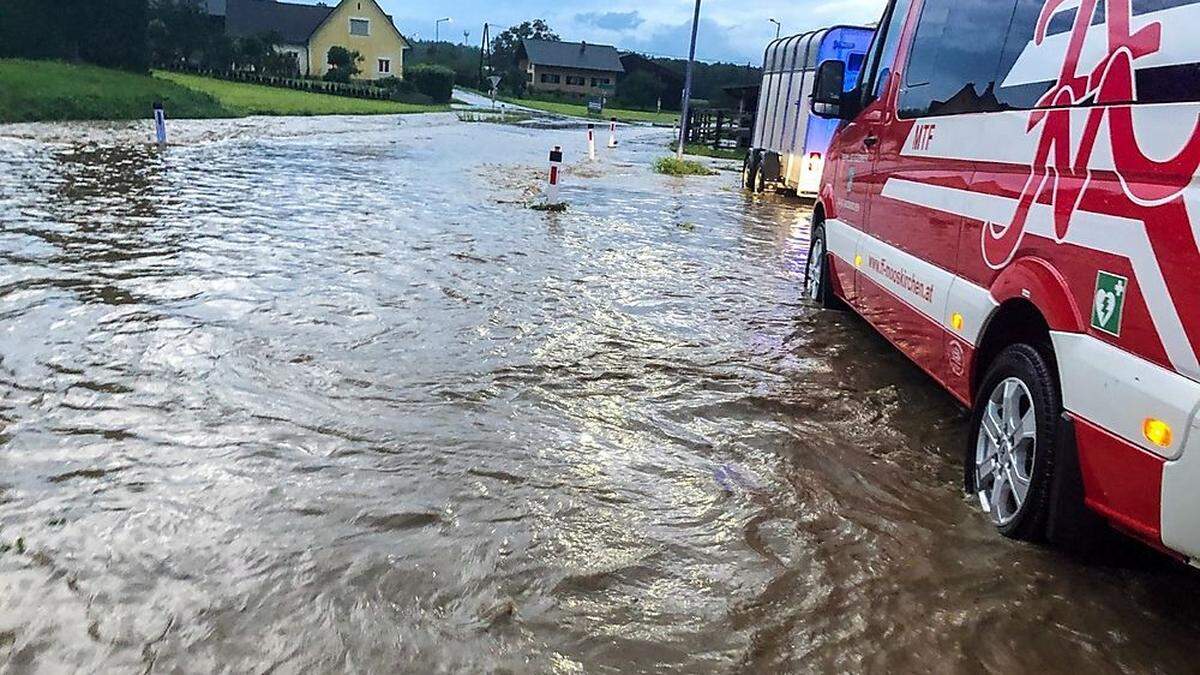 Mooskirchen stand zeitweilig unter Wasser, die Feuerwehren Steinberg und Ligist unterstützten