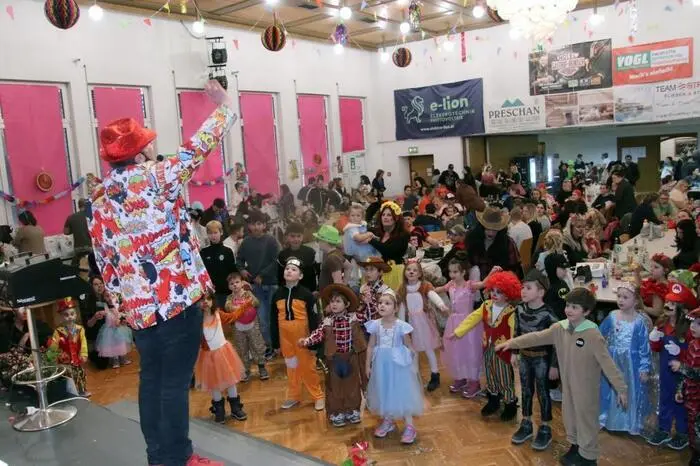 Für die Kinder, die in bunten und oft fantasievollen Kostümen mit ihren Eltern den Maskenball besuchten, hatten die Organisatoren eine Reihe von Spielen und Belustigungen vorbereitet. 