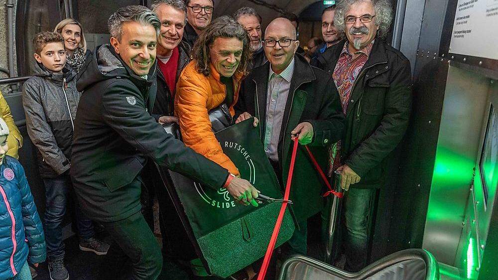 Stadtrat Kurt Hohensinner und die Diesel-Brüder eröffnen die Rutsche zum zweiten Mal