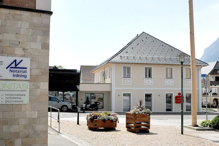 Links das Gebäude, in dem das neue Lokal entstehen soll, davor die Fläche im öffentlichen Gut. Ob dort ein Winter- und Gastgarten entstehen kann und in welcher Form, ist umstritten