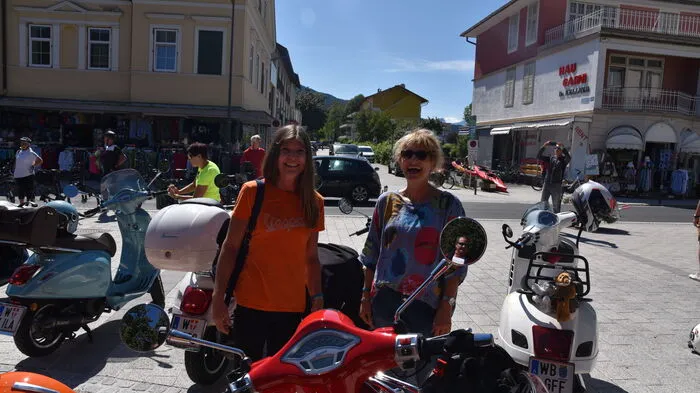 Die 4. Pörtschacher Vespadays sind zwar wegen Covid 19 von der Vor- in die Nachsaison gerutscht, aber das hat dem dreitägigen Treffen nicht weiter geschadet. Rund 190 Vespafahrer sind an jedem Tag zu Ausfahrten angemeldet. Das Wetter ist auf alle Fälle rollertauglich. Am Freitag ging es gleich mal zur Adlerschau nach Villach.