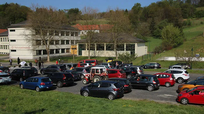Die Mitfeiernden saßen in ihren Autos und lauschten dem Gottesdienst