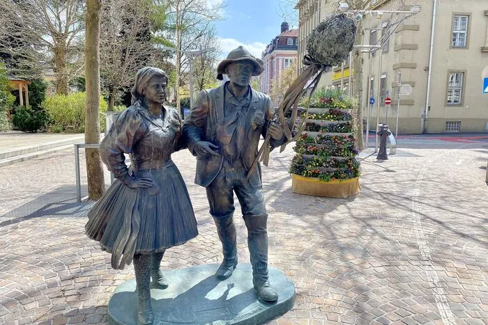 Dieses schöne Trachtenpärchen ziert den 8.-Mai-Platz