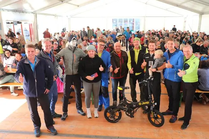 Start und Ziel der Wanderung in Leoben-Donawitz waren die Kammersäle, wo ein Festzelt für die fleißigen Wanderinnen und Wanderer aufgestellt wurde.