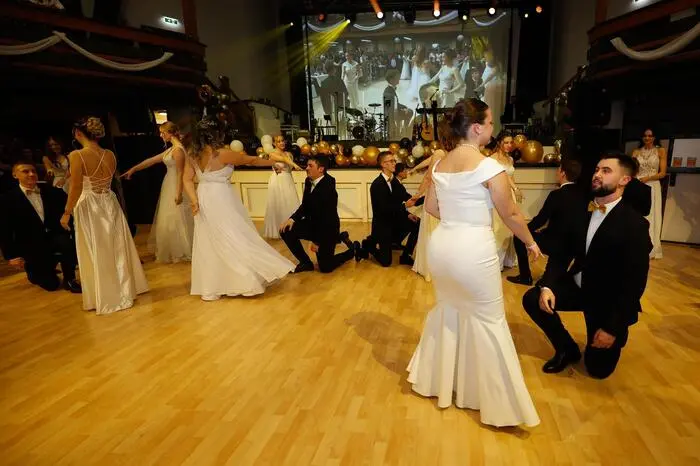 Ein Höhepunkt an diesem Abend war die Polonaise, die die Tanzschule Dietrich, unter der Leitung von Jörg Dietrich, mit den Tanzpaaren einstudiert hatte. Lieder wie „Money, Money, Money“ von ABBA und „Made You Look“ von Meghan Trainor brachten Schwung in die Eröffnung.