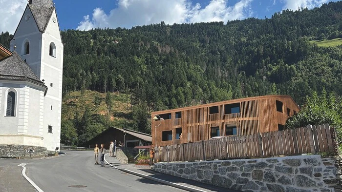 Eine Visualisierung zeigt das Generationenhaus in Thurn neben der Pfarrkirche