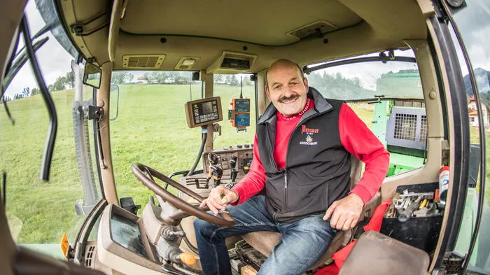 Bergbauer Manfred Künster aus St. Peter am Kammersberg war vor 27 Jahren einer der ersten Bauern überhaupt, die Gras mittels Rundballenpresse geerntet haben