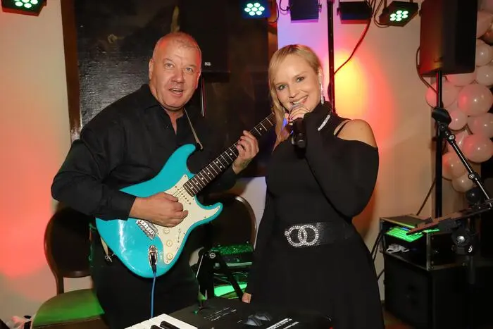 Am Foto das Musik-Duo: „Bianca & Peter“ mit Bianca Brunner und Peter Wallner.