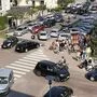 Im Kreuzungsbereich vor der Schule treffen unterschiedliche Verkehrsteilnehmer aufeinander.