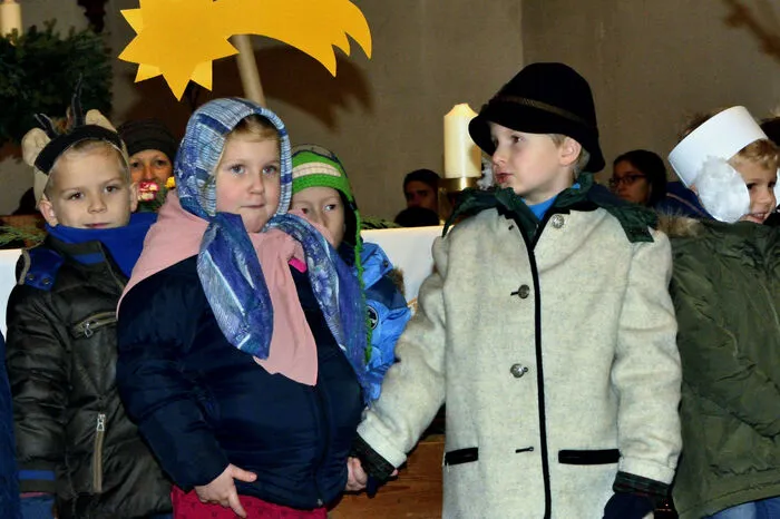Kinder führten ein Krippenspiel auf.